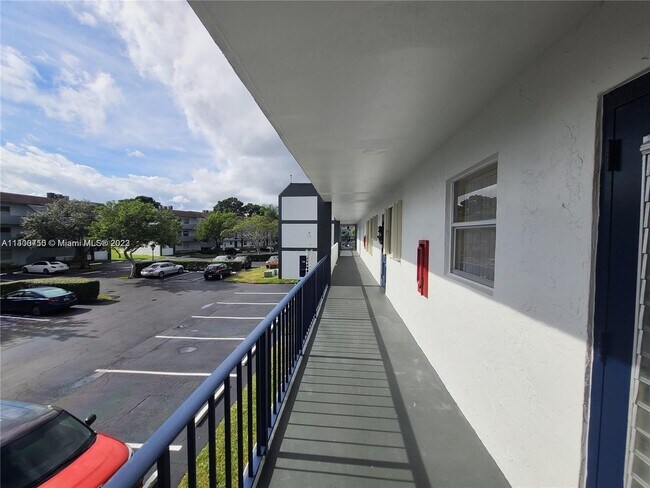 Foto del edificio - 8330 Sands Point Blvd