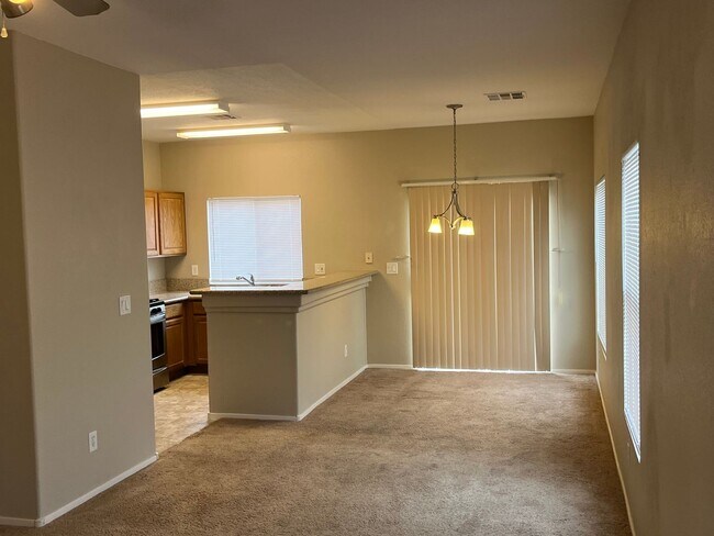 Foto del edificio - Beautiful Henderson 2 Bedroom Townhouse!