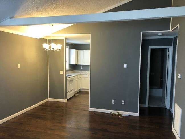 Building Photo - Nashville - 2 Bedroom 1 Bath Duplex