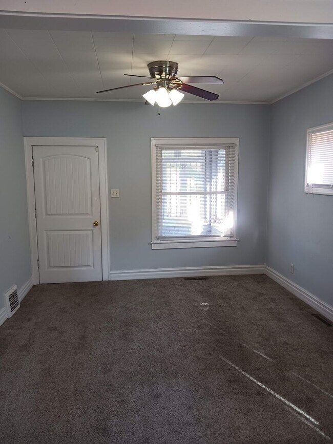 Foto del edificio - 2 Bedroom Home in West Glen Park