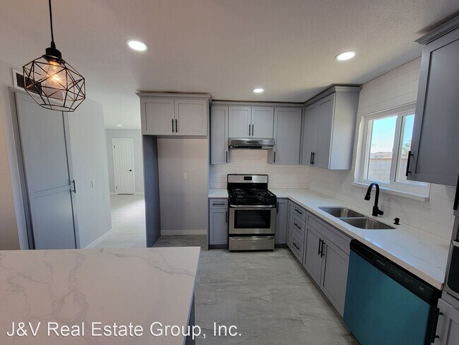 Building Photo - 3 br, 2 bath House - 8561 Viburnum Ave