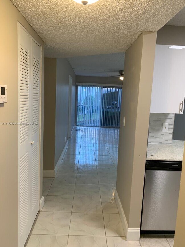 Foto del edificio - 8700 Sherman Cir N