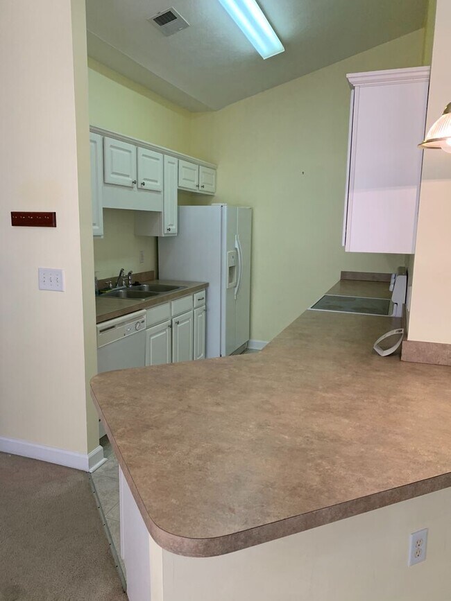 Building Photo - *SPECIAL* Spacious 3 Bedroom Condo in Caro...