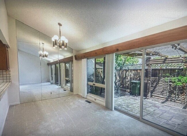 Building Photo - Spacious 2 bedroom 2 bath Townhouse in Mer...