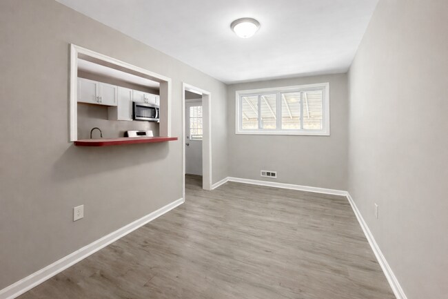 Foto del edificio - Updated 3BR Home with Bonus Lower-Level Space & Off-Street Parking