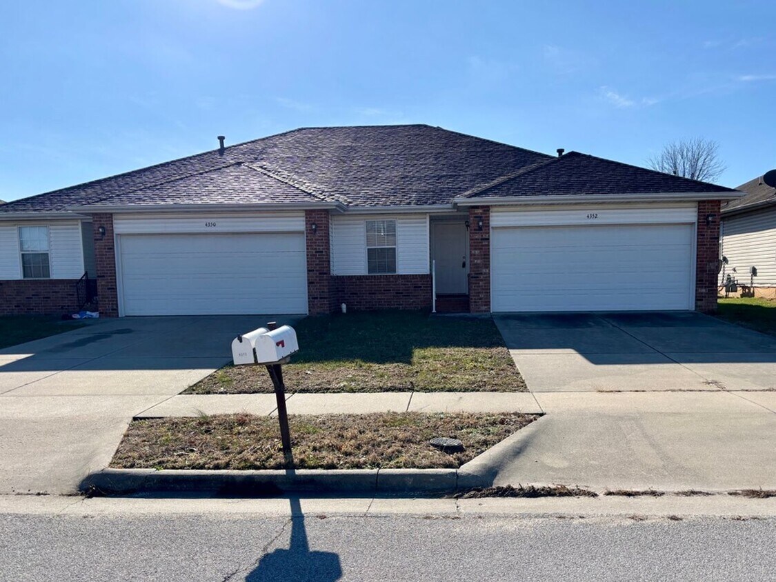 Foto principal - Two bedroom, 2 bath, 2 car garage duplex i...