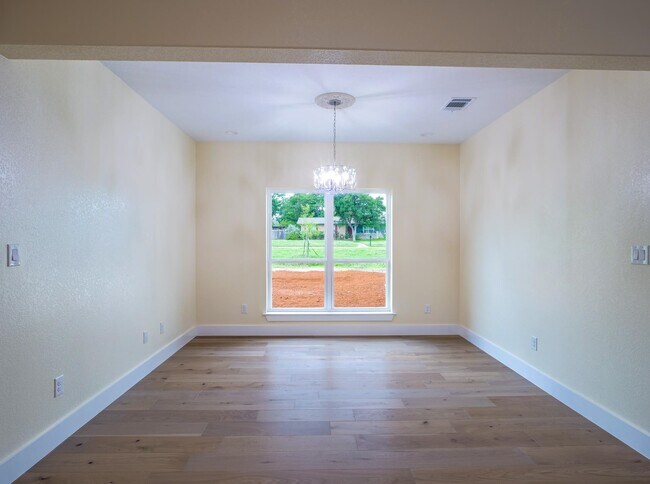 Building Photo - 1415 Bluebonnet Dr