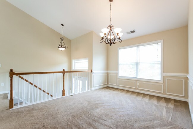 Building Photo - Charming Home!!