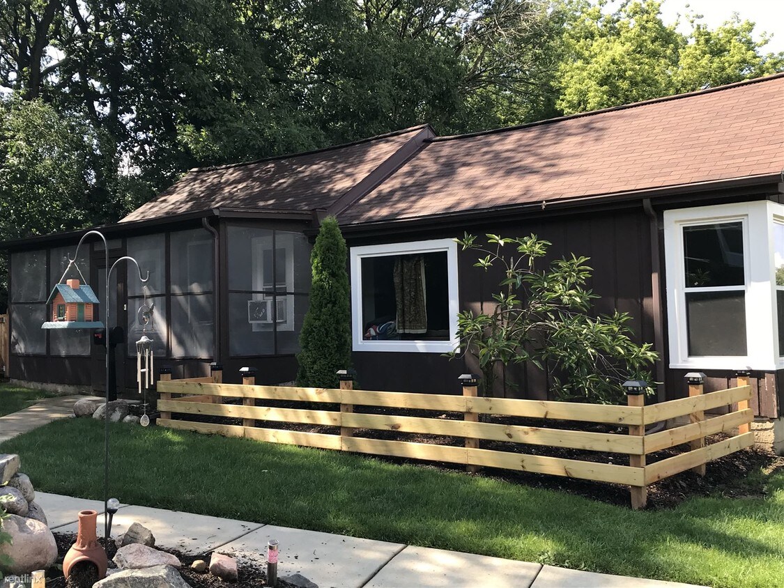 Primary Photo - 2 br, 1 bath House - 230 E HIllside Dr