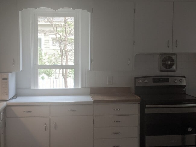 Kitchen - 408 Van Buren St