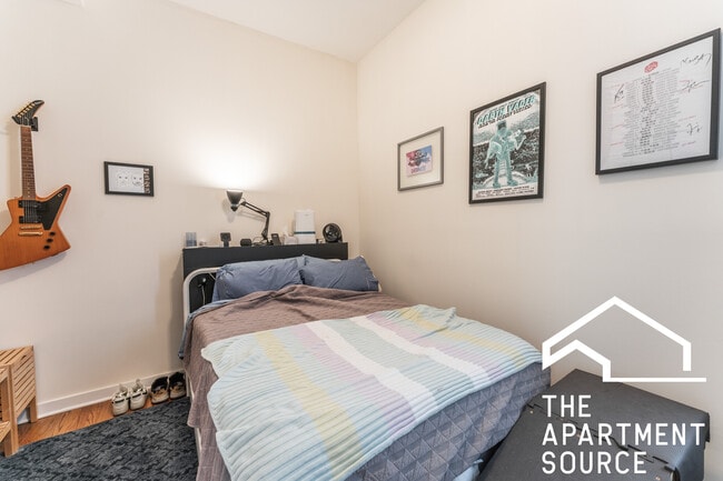 Building Photo - 2146 W Chicago Ave