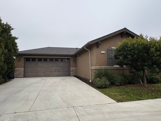 Building Photo - Beautiful home behind shopping center available now!