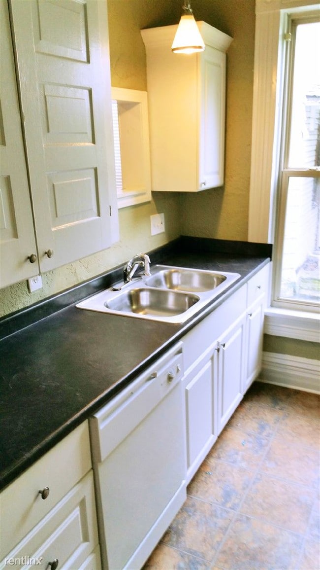 Building Photo - 2 br, 1 bath Triplex - 63 E Duncan St 2 Bd...