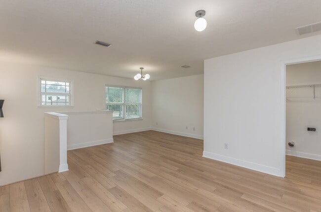 Building Photo - Easy access to interstate, shopping & down...