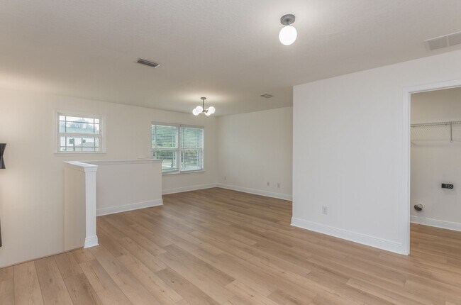 Foto del edificio - Easy access to interstate, shopping & down...