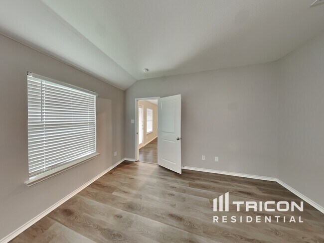 Building Photo - 636 Excelsior Dr