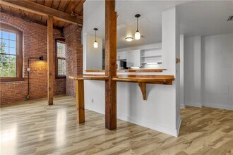 Building Photo - 555 S Water St