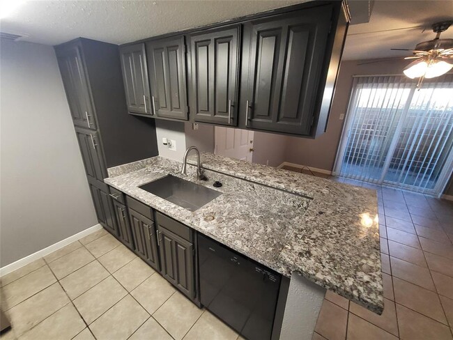 Foto del edificio - 12955 Woodforest Blvd
