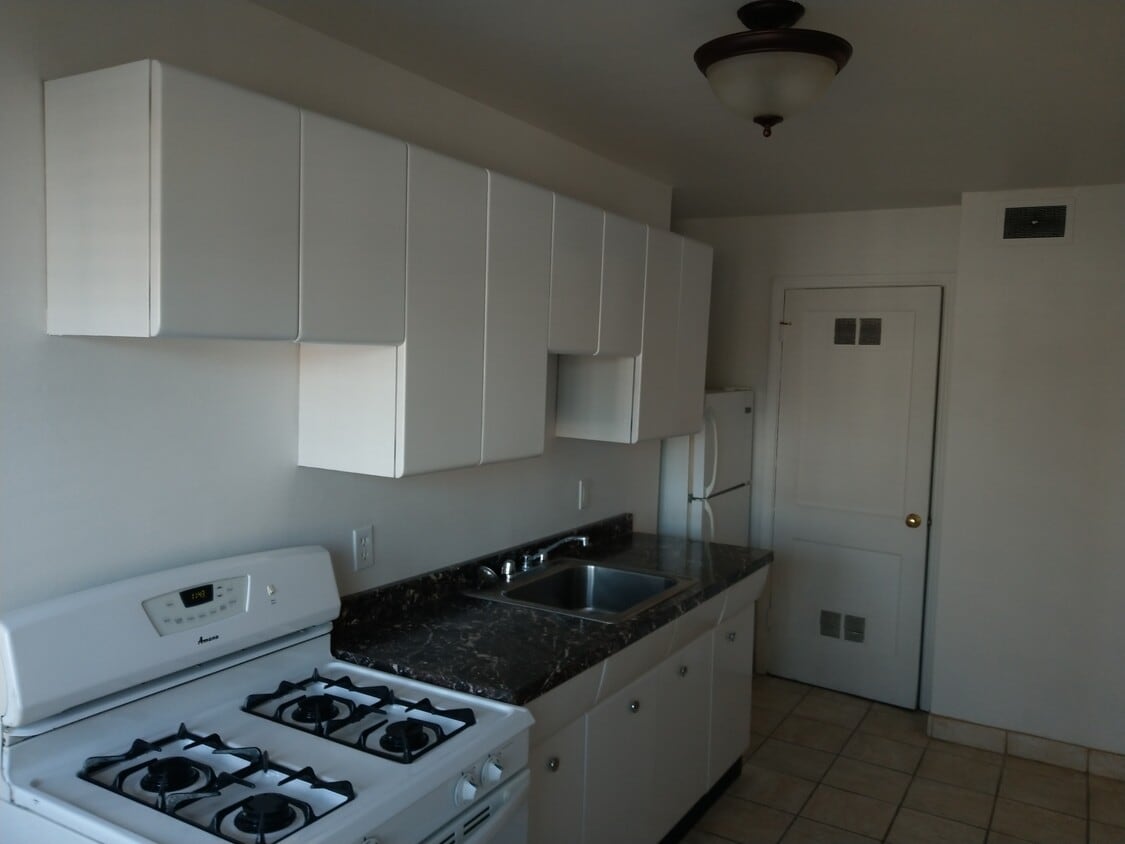 316 E Gregory Blvd Unit 2W, Kansas City, MO 64114 Apartments in