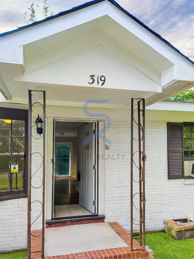 Building Photo - Move in before November 30th and choose yo...