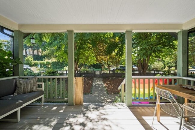 Building Photo - 3 bedroom in Seattle WA 98108