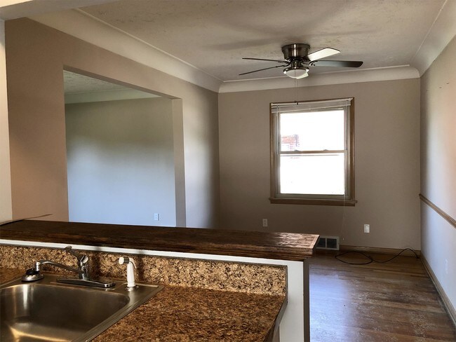 Building Photo - 509-511 Treeside Dr