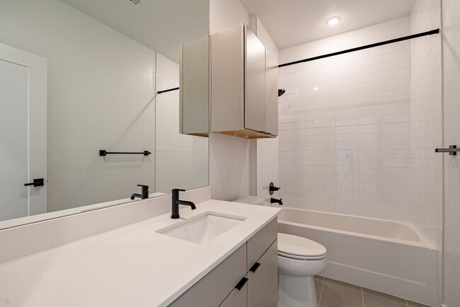 Building Photo - Stylish and Spacious 2 Bedrooms, 2 Bathrooms Condo for Rent in Little Ford!!!