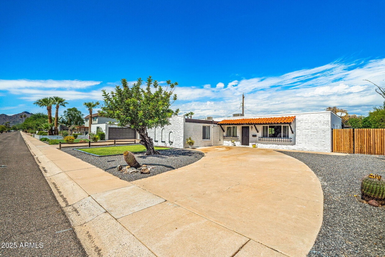 Foto principal - 8326 E Crestwood Way