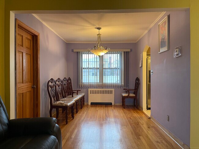 Building Photo - 9 Liszt St