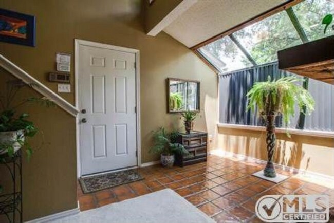 Foto del edificio - 9254 Forest Ln