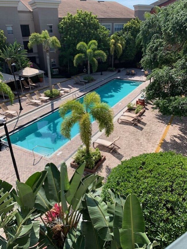 Foto del edificio - Hyde Park SOHO | 2BR/2BA Condo