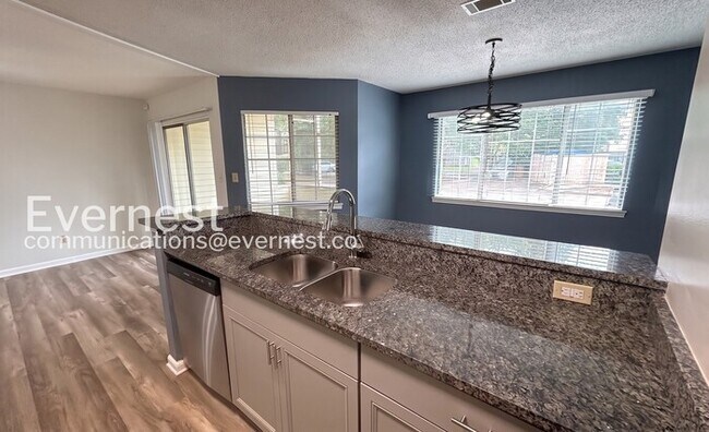 Foto del edificio - 1 Bed/1 Bath Condo with Modern Amenities / Pet-Friendly / Vouchers Accepted / Available Now!
