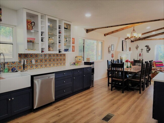 Foto del edificio - Fully Furnished Upgraded Home in Alto Lake...