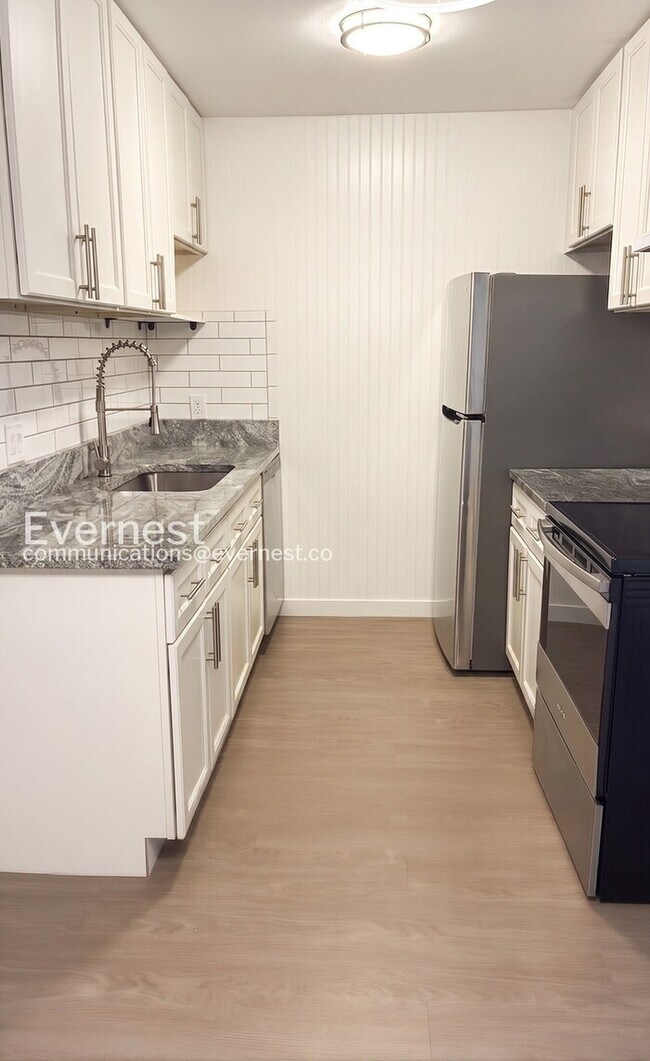 Foto del edificio - 2 Bed/1 Bath Condo with Off-Street Parking / Available Now!