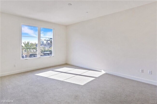 Building Photo - 3 br, 3.5 bath Townhome - 3185 Doheny Way
