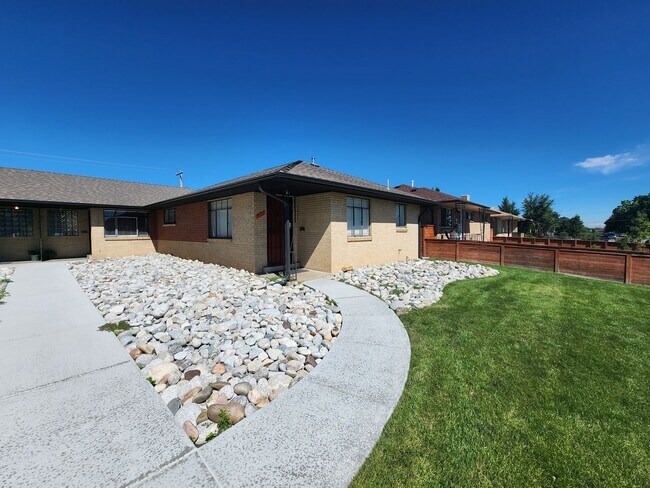 Building Photo - Remodeled 2 Bedroom in Denver! Great Locat...