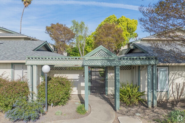 Entrance - 725 Auburn Pl