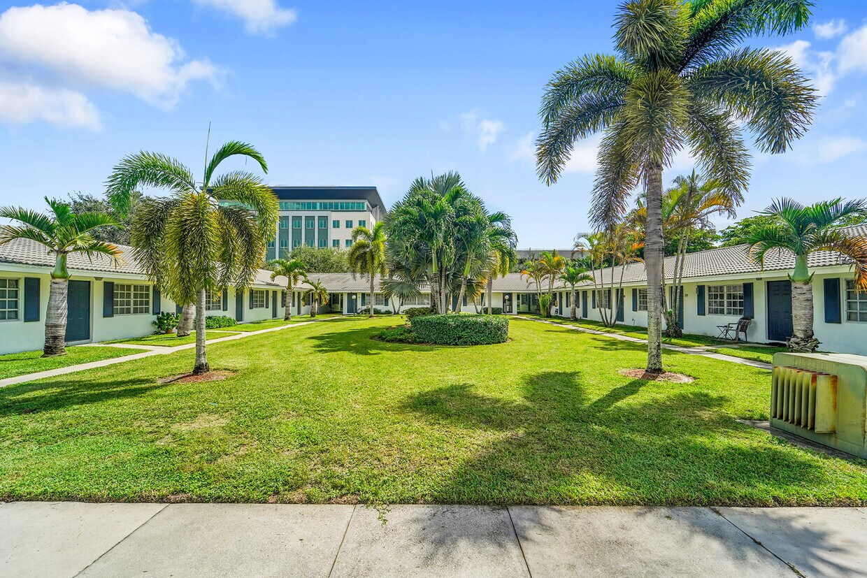 Foto principal - Centro Apartments - 3281 Coral Hills Dr.