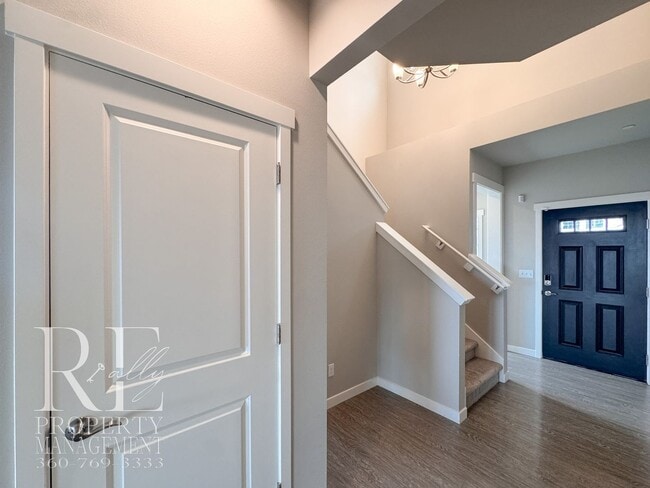 Foto del edificio - Vaulted Ceilings, Tree-Lined Views & a Spacious Primary Suite Retreat