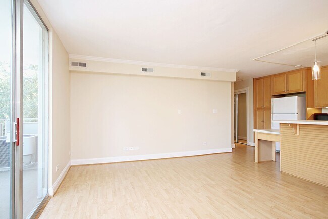 Building Photo - Student-Friendly UVA Apartment (Lease Pend...