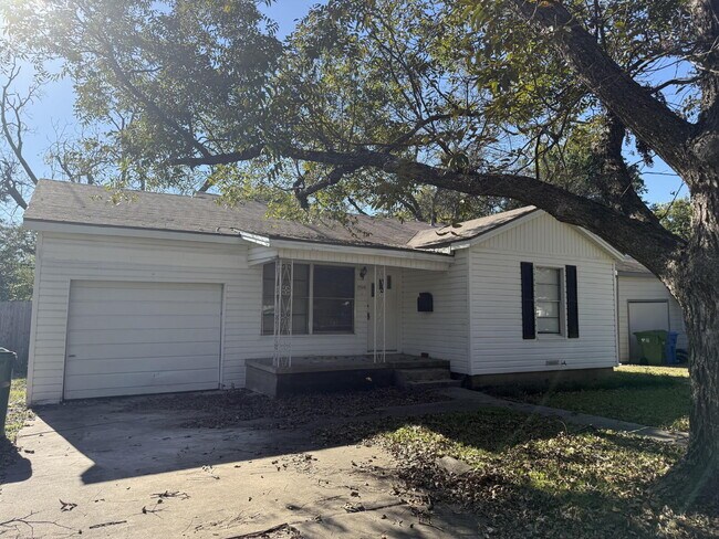 Building Photo - 3920 Maple Ave