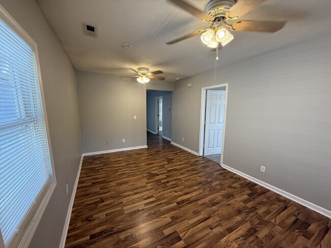 Foto del edificio - Westside 3 Bedroom Upper Apartment