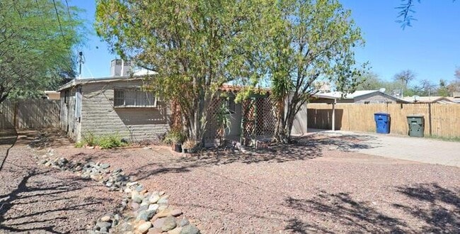 Building Photo - Charming home on a large lot