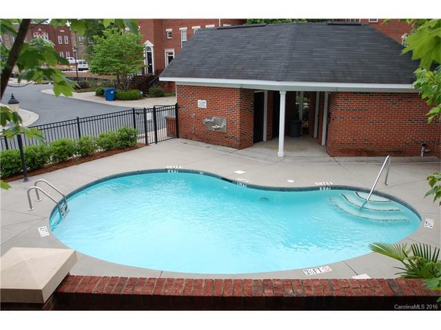 Foto del edificio - 9520 Westchire Court