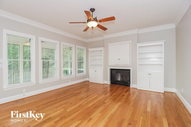 Foto del edificio - 5027 Cambridge Ln