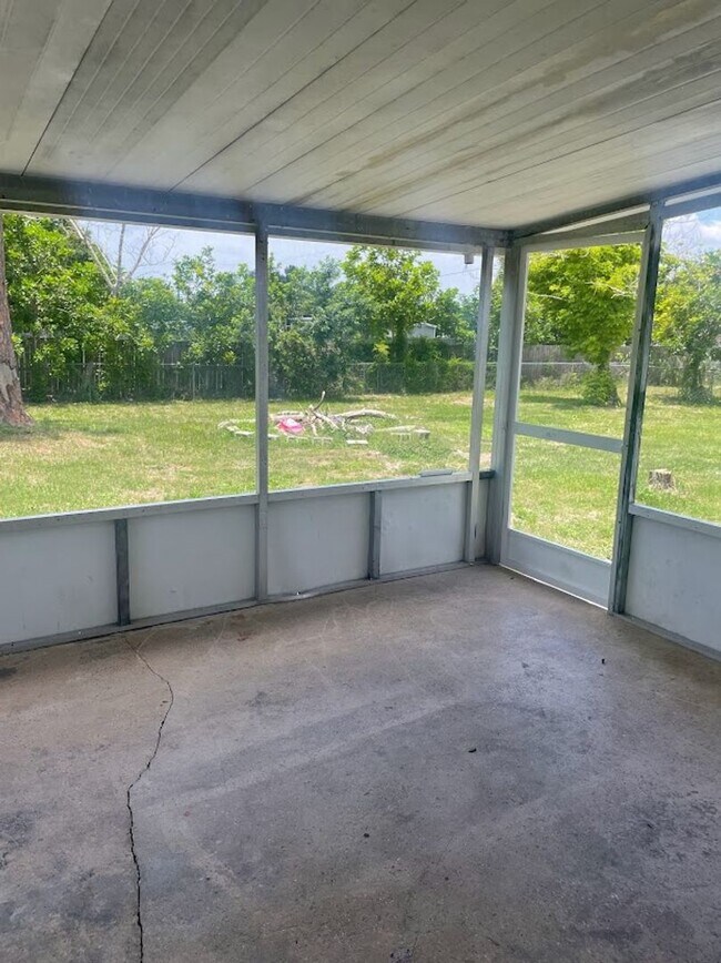 Building Photo - Delightful 2 bedroom home
