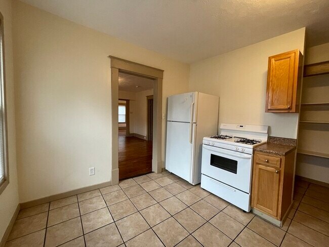 Building Photo - NW Side 3 Bedroom Water Included
