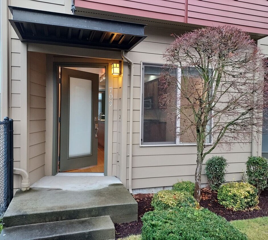 Primary Photo - 2 Bed - 2 Bath Townhome in Downtown Tacoma!