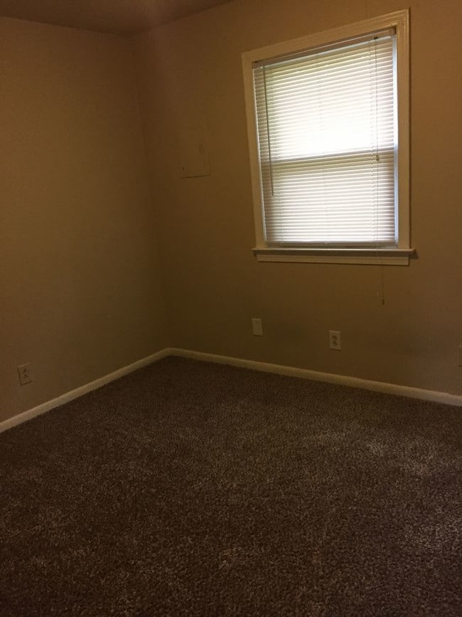 Building Photo - 504 Ashlawn Dr