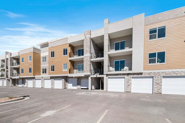 Building Photo - Gorgeous 3-Bed, 2-Bath Condos in Vista View